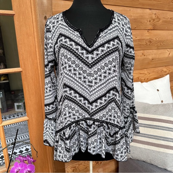 ABOUT A GIRL Black & White Chevron Graphic Asymmetrical Long Sleeve Blouse Sz L - Picture 2 of 13